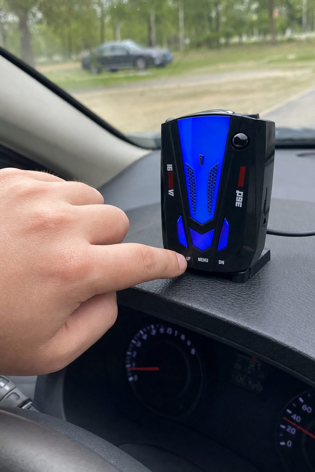 Radar detektor za auto – 360° detekcija do 2500 m Kvalitetno